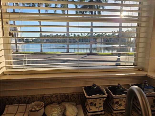 Building Photo - 6100 Bahia Del Mar Cir N