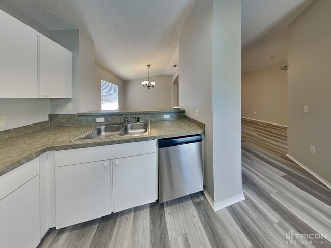 Building Photo - 2118 Deerfield Dr