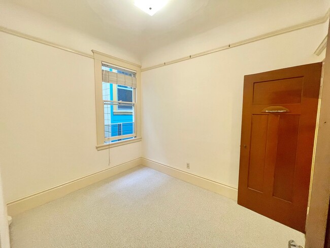 Building Photo - 2BR/1BA Meticulous Full Floor Flat! Laundr...