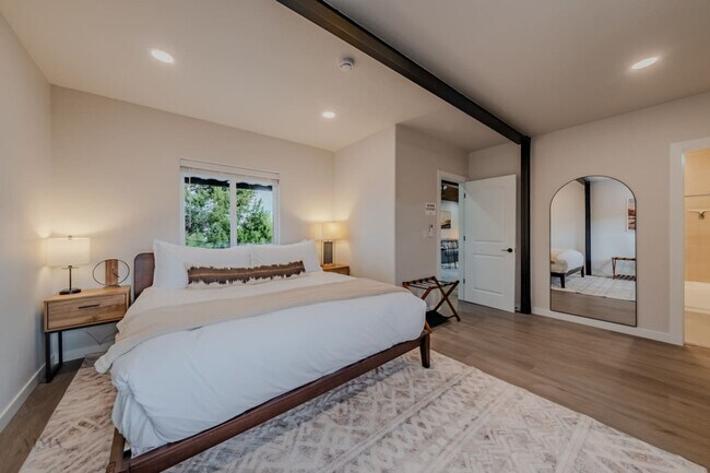 Building Photo - 736 W Rider Dr