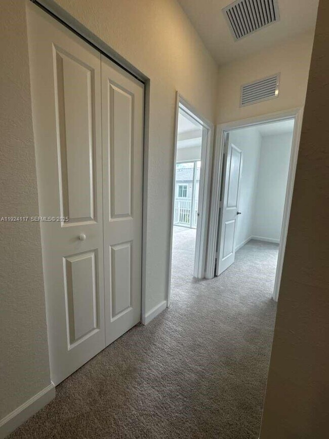 Building Photo - 632 SE 14th Ct