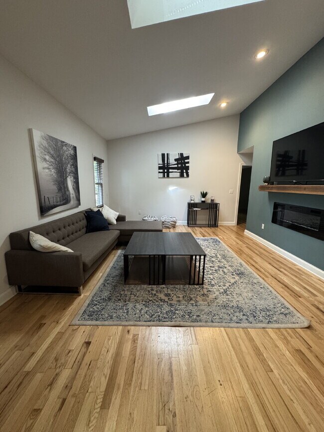 Building Photo - Fairview home 5 bedroom 3 1/2 bathroom home