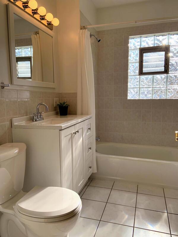 Building Photo - 5825 N Rogers Ave