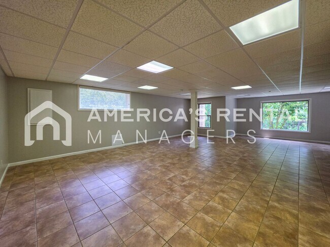 Building Photo - Private Estate Living on Over 3 Acres! Available to view NOW!