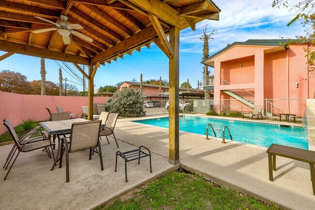 Building Photo - 1422 Collier St