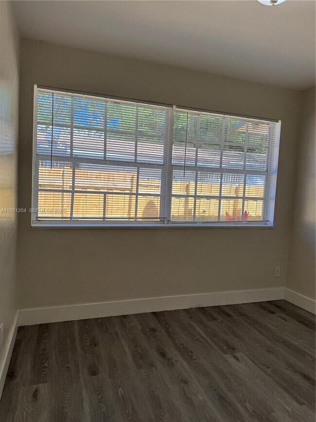 Building Photo - 522 NW 13th Ave