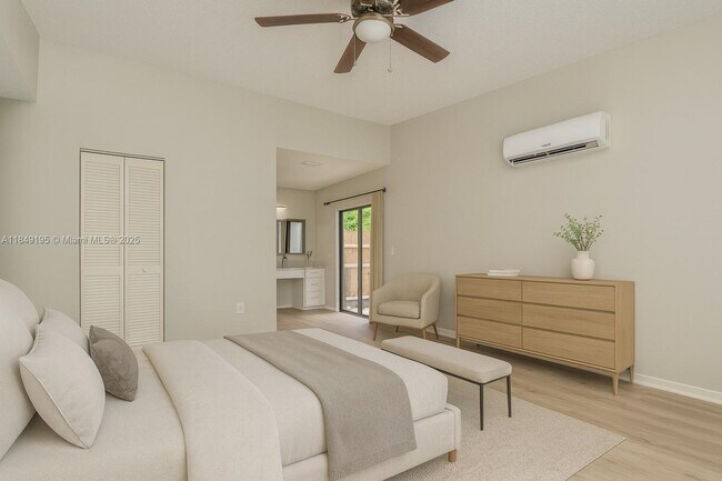 Building Photo - 16742 Royal Poinciana Dr