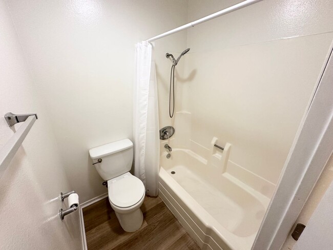 Building Photo - PET FRIENDLY One Bedroom Condo in a Peacef...