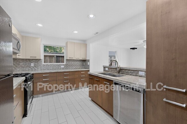 Building Photo - 823 San Lorenzo Ave NW