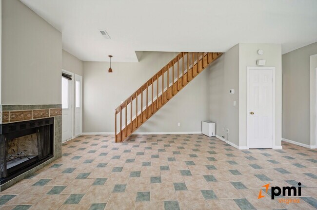 Building Photo - 2 Bed 2.5 Bath renovated townhome Virginia Beach
