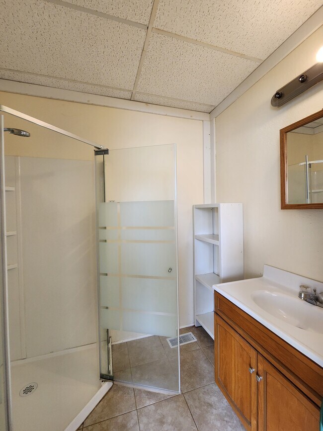 Studio Bathroom - 312 Sycamore St