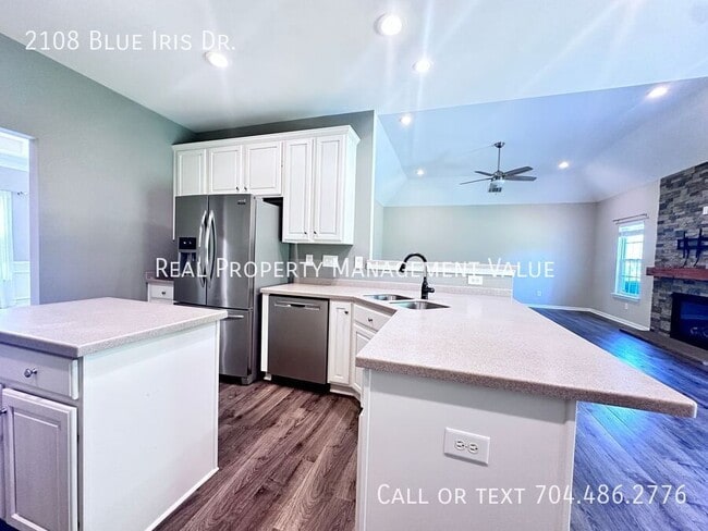 Building Photo - 2108 Blue Iris Dr