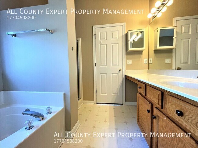 Building Photo - 520 Lazy River Ln
