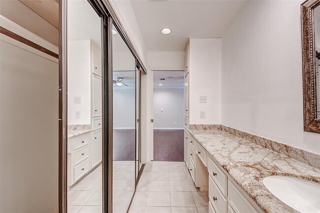 Building Photo - 201 Vanderpool Ln