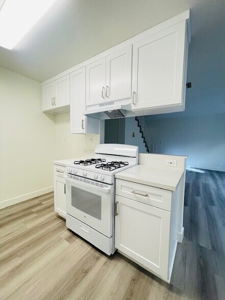 Building Photo - 112 S St Andrews Pl