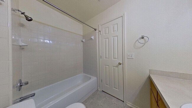 Building Photo - 2 WEEKS FREE RENT IN A 3 BEDROOM TOWNHOUSE AT $950!