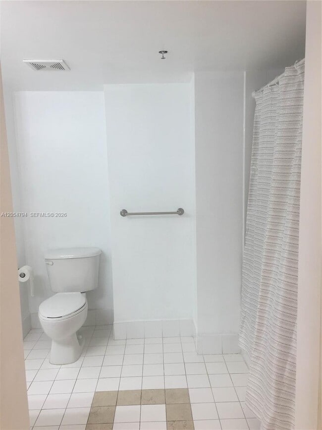 Building Photo - 1200 Brickell Bay Dr