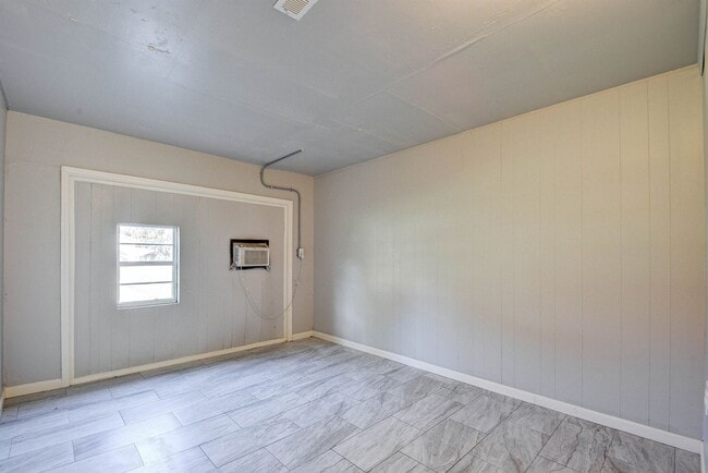 Building Photo - 131 Lakewood Dr