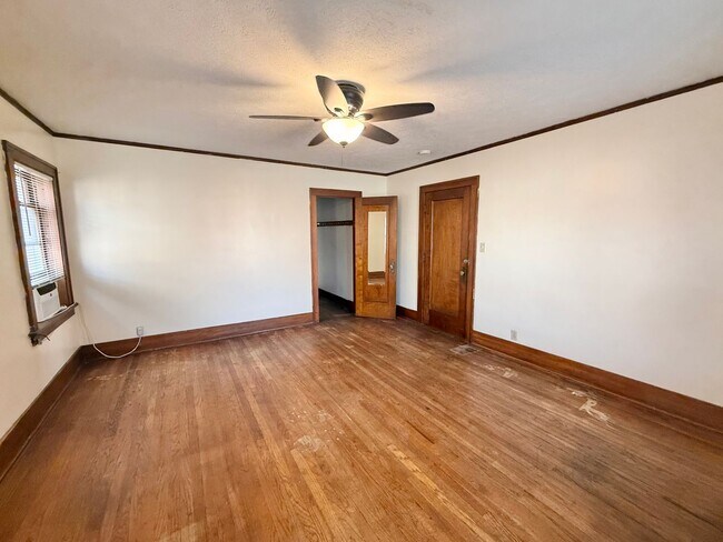 Building Photo - Massive 4 Bedroom, 2 Bath Brick Home