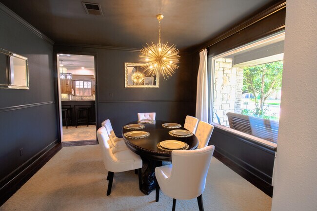 Building Photo - 306 N 10th St