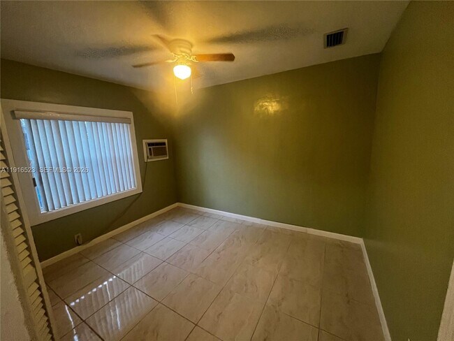 Building Photo - 11108 Peachtree Dr