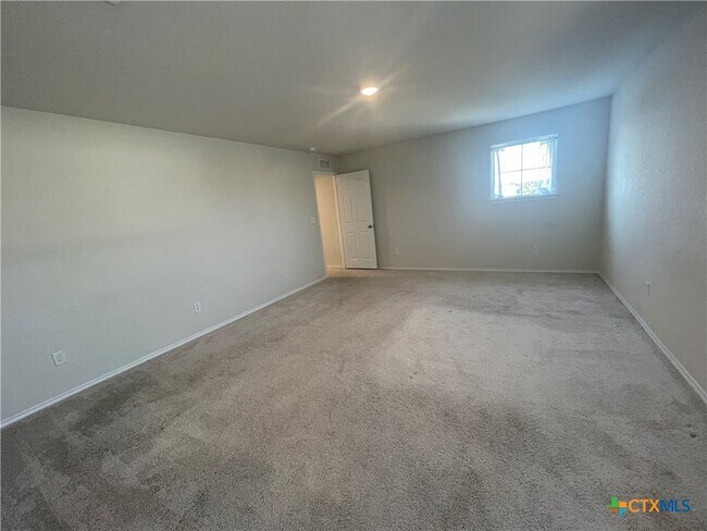 Building Photo - 457 Lynwood Gold