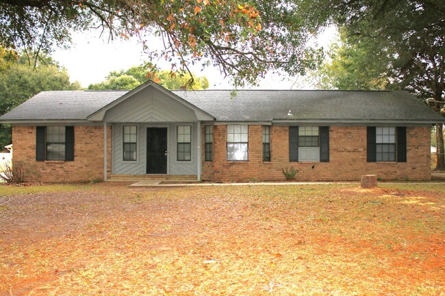 Building Photo - Spacious 4-Bedroom, 2-Bath Brick Home with Vaulted Ceilings, Fenced Yard, and Large Patio
