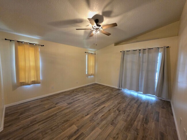 Building Photo - Pool Home in Vero Lake Estates 3/3 with Bonus Room