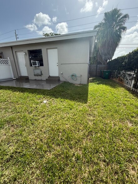 Building Photo - 4816 SW 58th Ave