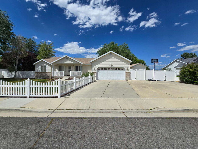Building Photo - Spacious 5-Bedroom West Valley City Home w...