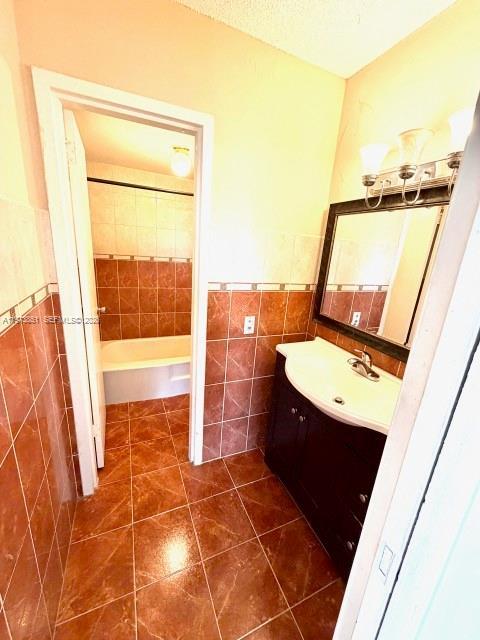 Building Photo - 2000 NE 135th St