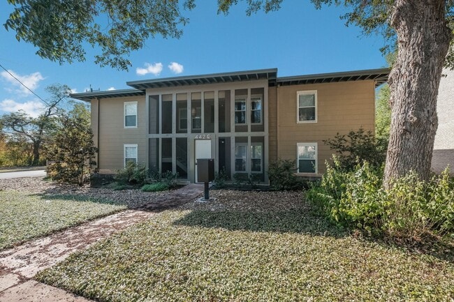 Building Photo - Renovated 1/1 Mid-Century Gem in Historic ...
