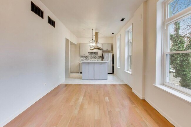 Building Photo - 600 N May St