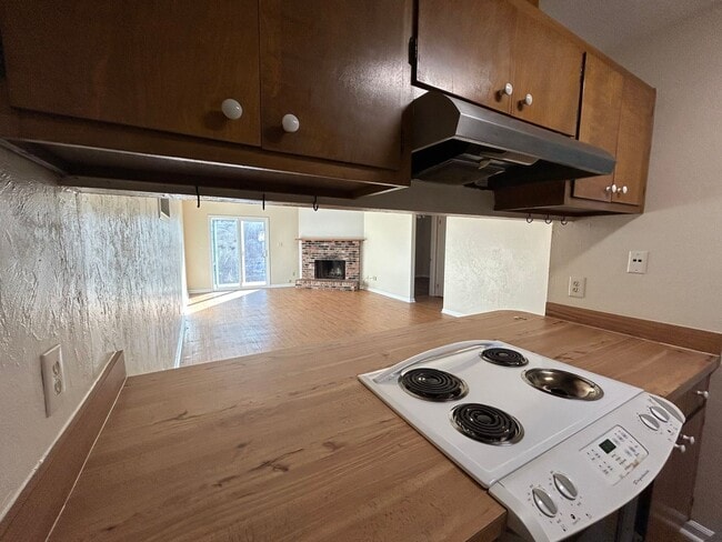 Building Photo - Spacious 2 bedroom! BRAND NEW PAINT AND FLOORING