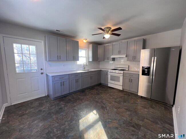 Building Photo - 93 Shell St