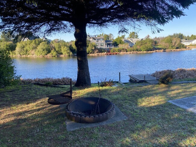 Building Photo - 348 Cockle St SW