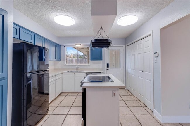 Building Photo - 985 Crossbill St
