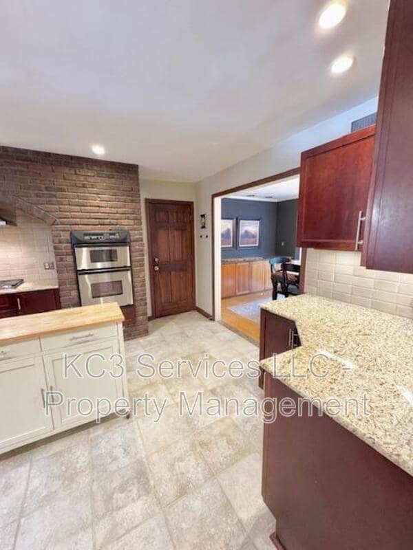 Building Photo - 615 E 101st Ter