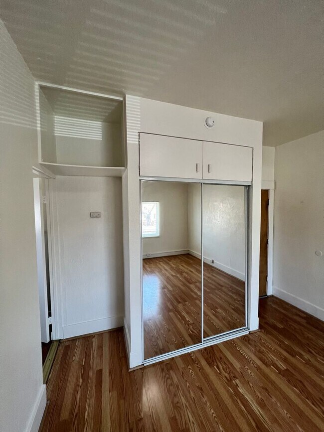Building Photo - A Bright Upstairs Single Apartment in a Gr...