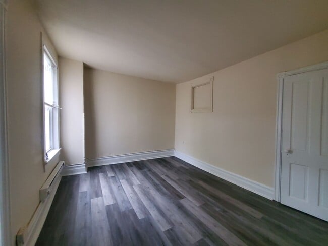 Building Photo - 347 N 7th St