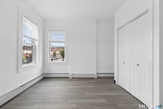 Building Photo - 654 Park St