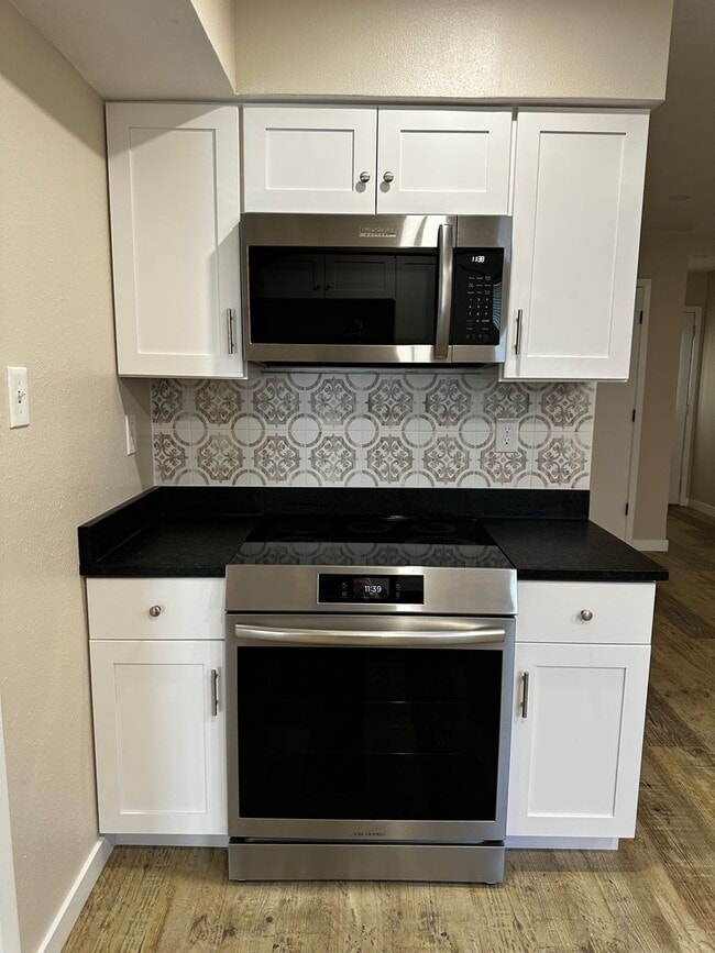 Building Photo - Beautifully updated 2 Bedroom duplex in PT