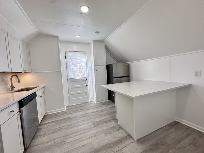 Building Photo - ~$1,000 OFF ONE MONTH'S RENT~ Gorgeous top-floor unit in a beautiful historic home right in the h...