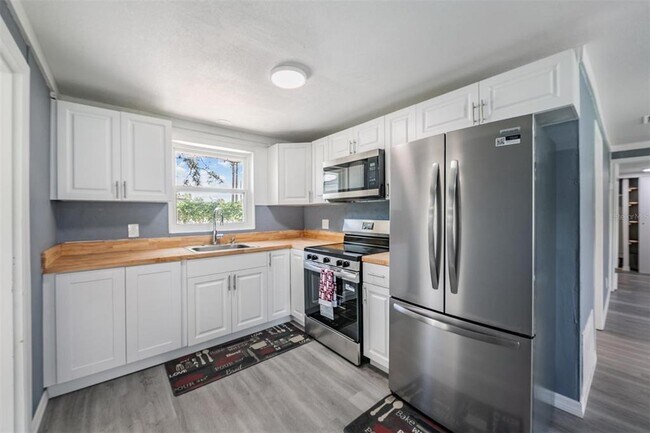 Building Photo - 636 Stremma Rd