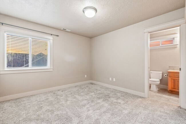 Building Photo - SE BOISE 5BD/3.5BA PLUS OFFICE