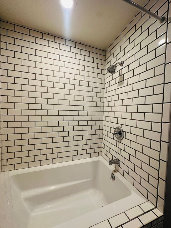 Building Photo - Beautiful Remodeled 2bd Home w/Laundry, Pr...