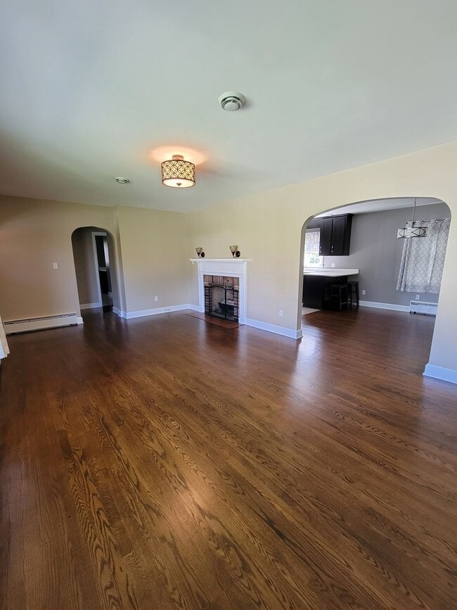 Building Photo - 153 Maple Ave