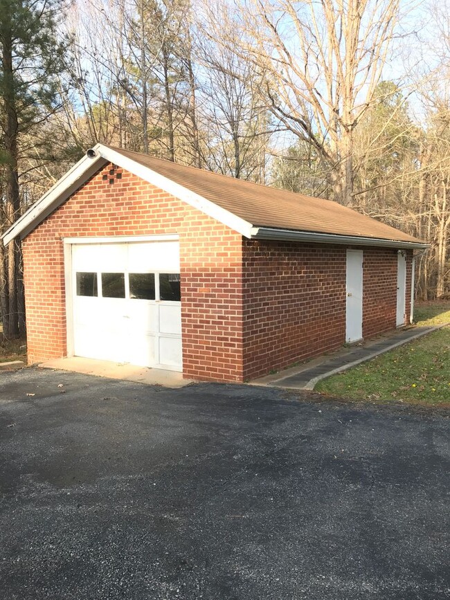 Building Photo - Large Lawrenceville Rancher