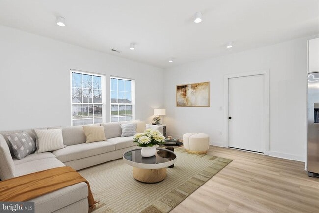 Building Photo - 65 Oaktree Dr