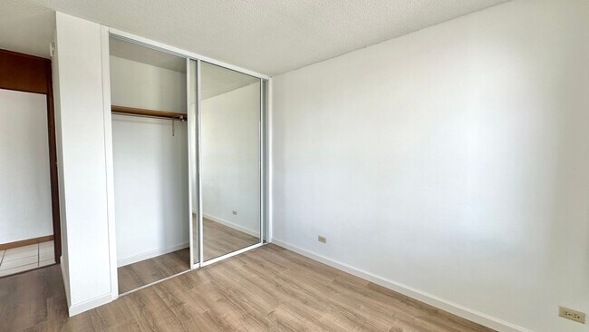 Building Photo - SPACIOUS 2 BED/2 BATH/1 PRKG, Washer/Dryer...
